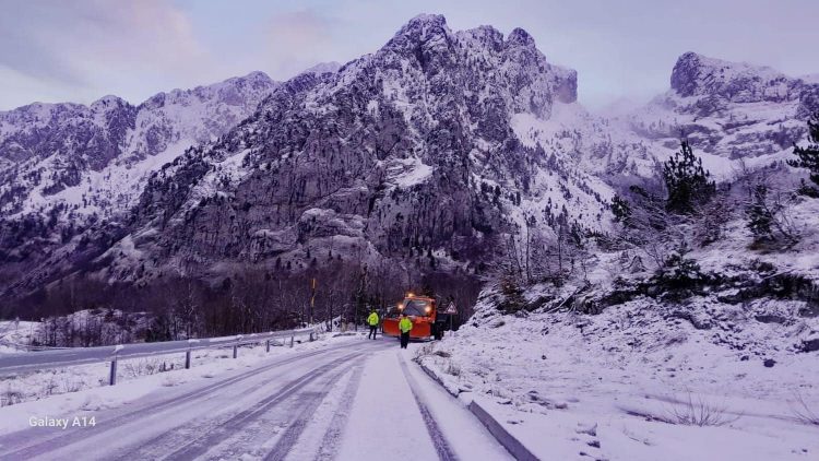 Reshjet e dëborës, Rama: Borëpastrueset janë në terren, drejtuesit e mjeteve të ulin shpejtësinë