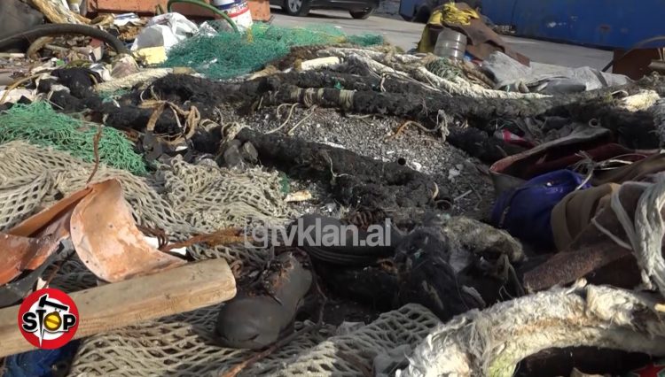 Bashkia dhe ministria “fshihen”, Kush duhet ta pastrojë portin e peshkimit?