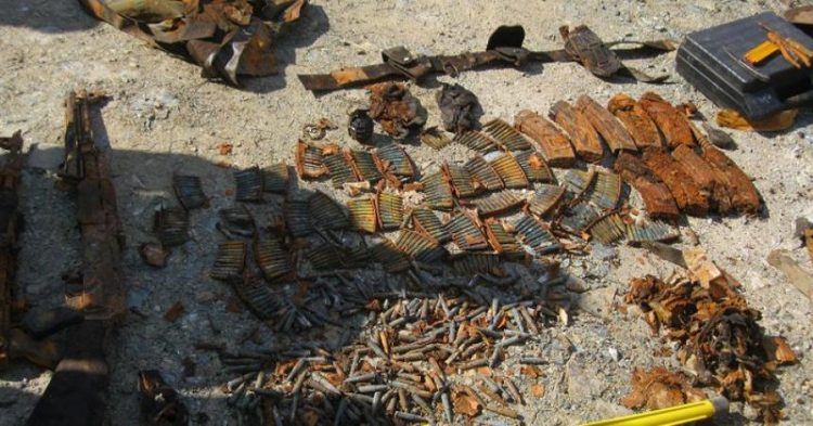 Gjendet një arsenal armësh në Gramsh, informacionet e para