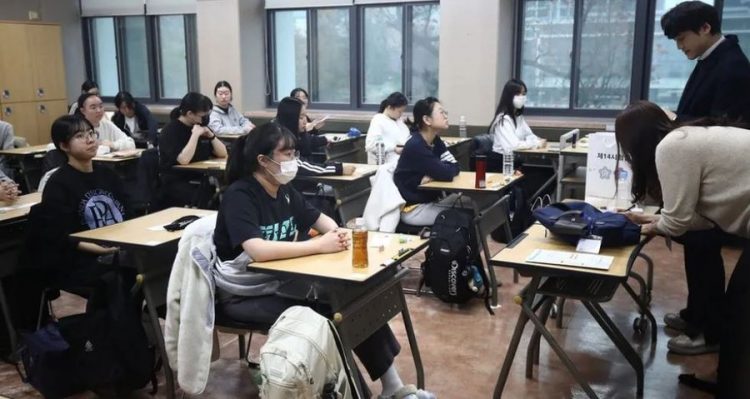 Provimi përfundoi 90 sekonda më herët, studentët padisin qeverinë në Korenë e Jugut