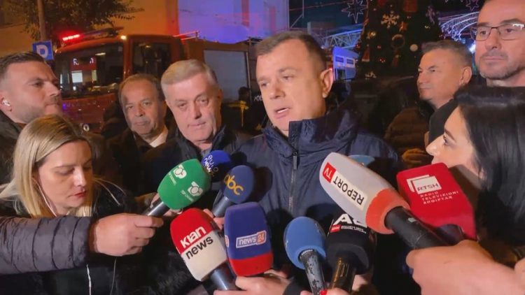 Zjarri në qendrën tregtare, Balla: Ka ende vatra të vogla në pjesën lindore të ndërtesës