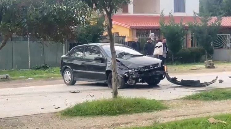 Aksident në aksin Fier-Seman, përplasen dy makina 