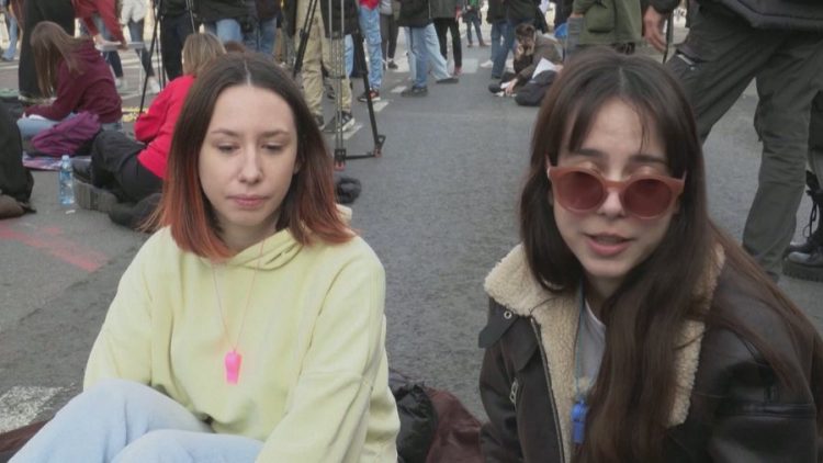 “Vuçiç po sjell 200 ushtarë të Radoiçiç”, studentët vendosin tenda, bllokohen rrugët në Beograd