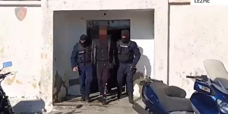Ktheu banesën në bazë furnizimi për grupet kriminale, Aleks Lulashi e mohon. Gjykata e lë në burg 