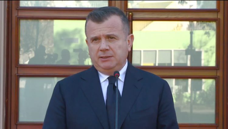 Festat e fundvitit/“Një pagë mujore shtesë për zjarrfikësit”, Balla: Shpërblim dhe për punonjësit e Policisë