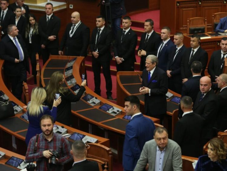 “Deputetët e opozitës i kanë kall tmerr Edi Ramës”,-Berisha nga salla e Kuvendit: Shpresojnë të mposhtin opozitën duke arrestuar kryetarin e saj 