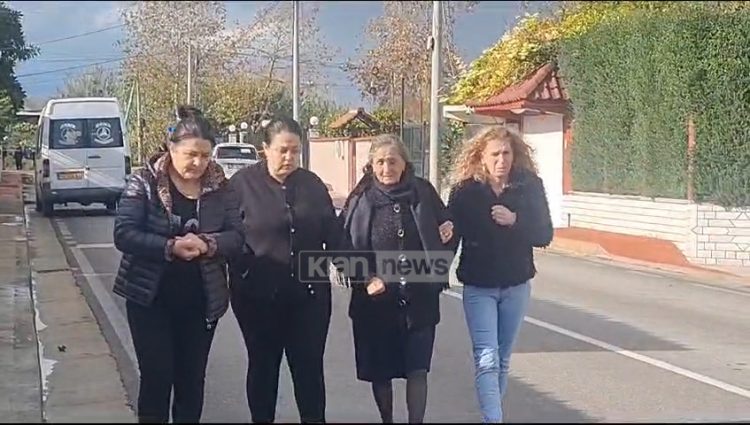 Video/Djali iu vra 100 metra larg shtëpisë, nëna e Elton Javorit shkon mes lotësh te vendi i ngjarjes 