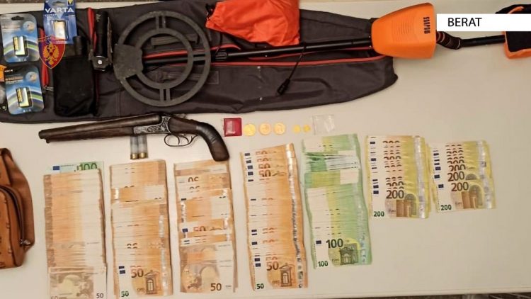 Iu gjetën 5 monedha ari dhe rreth 56 mijë euro, arrestohet 31-vjeçari në Berat
