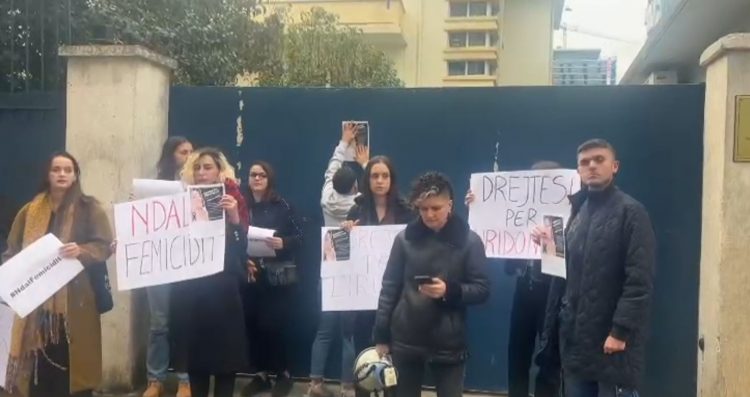 “Drejtësi për Liridonën”, qytetarët protestojnë para Ambasadës së Kosovës në Tiranë