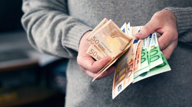 Dyshohet se pastroi mbi 1 milion euro, arrestohet zyrtari në Kosovë