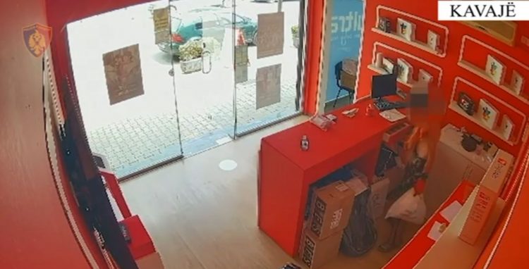 Kreu 3 vjedhje brenda ditës në disa biznese, arrestohet 49-vjeçari në Kavajë