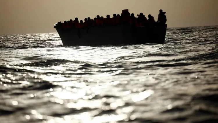 Fundoset anija me emigrantë në brigjet e Libisë, humbin jetën mbi 60 persona