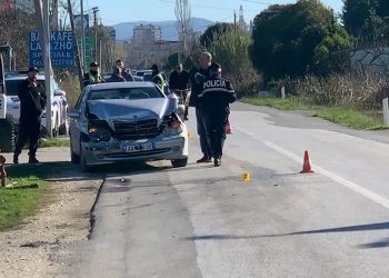 Përplasen dy automjete në aksin rrugor Fier-Seman, plagoset shoferi dhe një pasagjere