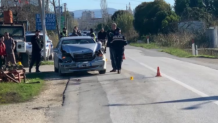 Përplasen dy automjete në aksin rrugor Fier-Seman, plagoset shoferi dhe një pasagjere