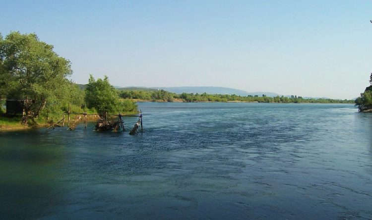 Po peshkonte në lumin Buna, 65-vjeçari nga Mitrovica bie aksidentalisht në ujë