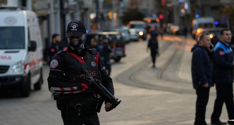 Turqia arreston mbi 300 të dyshuar për lidhje me Shtetin Islamik