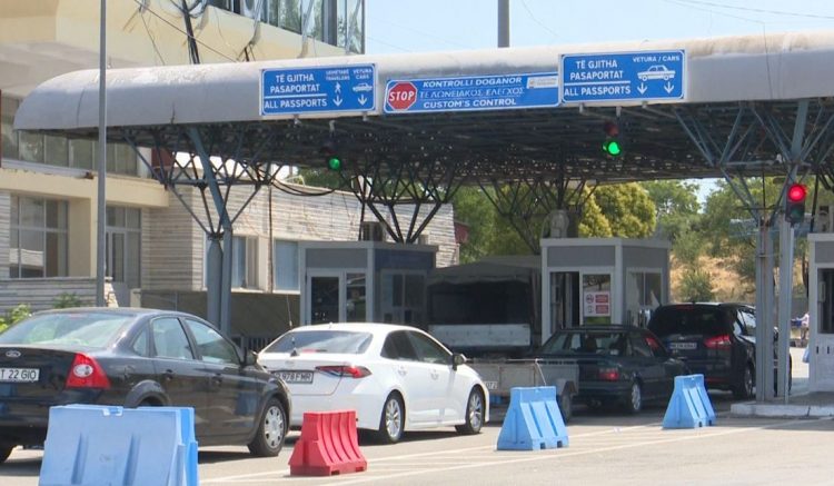Kalonin mjete pa i kontrolluar/ Pranga policit dhe doganierit në Kakavijë, një në kërkim