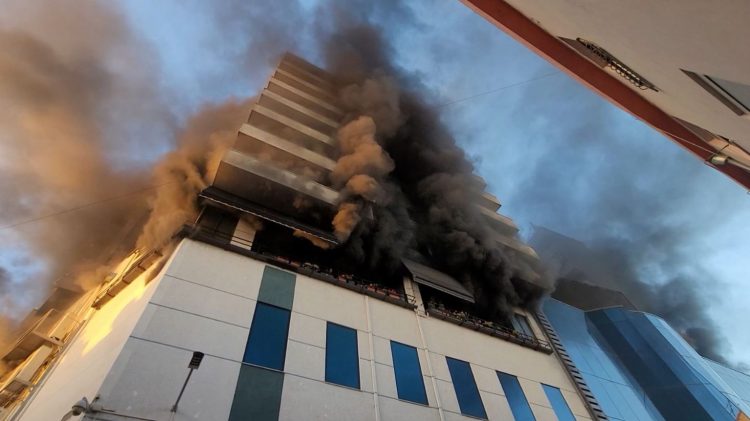 Situatë ‘lufte’ në Lushnje, zjarri në qendrën tregtare ngre në këmbë qytetin