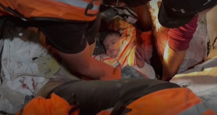 Mrekulli në Gaza! Foshnja nxirret e gjallë nga rrënojat pas sulmit izraelit