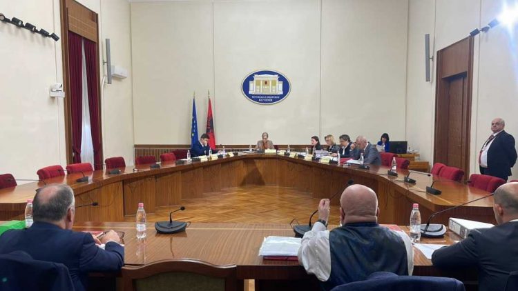 “Të pezullohet mbledhja”, Alibeaj bashkon votat me PS, rrëzohet kërkesa e avokatëve të Berishës