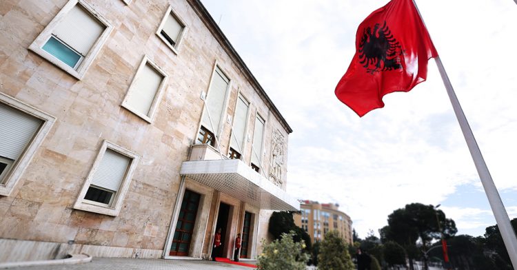 Lirohet nga detyra prefekti i Qarkut të Fierit, ja kush emërohet në vend të tij 