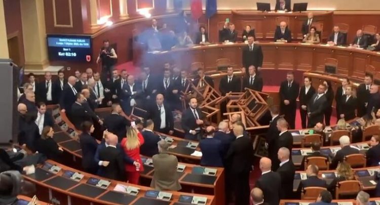 Parlamenti miraton mes kaosit buxhetin e vitit 2024. Mbyllet seanca