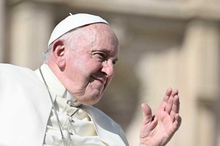 Papa Françesku jep aprovimin, priftërinjtë katolikë mund të bekojnë çifte të të njëjtit seks
