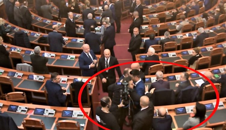 Kaosi në Kuvend/ Bardhi i fik mikrofonin, Paloka “turret” për t’a qëlluar me shuplakë Petro Koçin