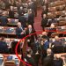 Kaosi në Kuvend/ Bardhi i fik mikrofonin, Paloka “turret” për t’a qëlluar me shuplakë Petro Koçin