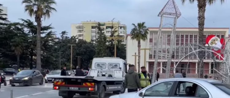 Aksident në Durrës, shoferi humb kontrollin e makinës, përplaset me dekoret e festës