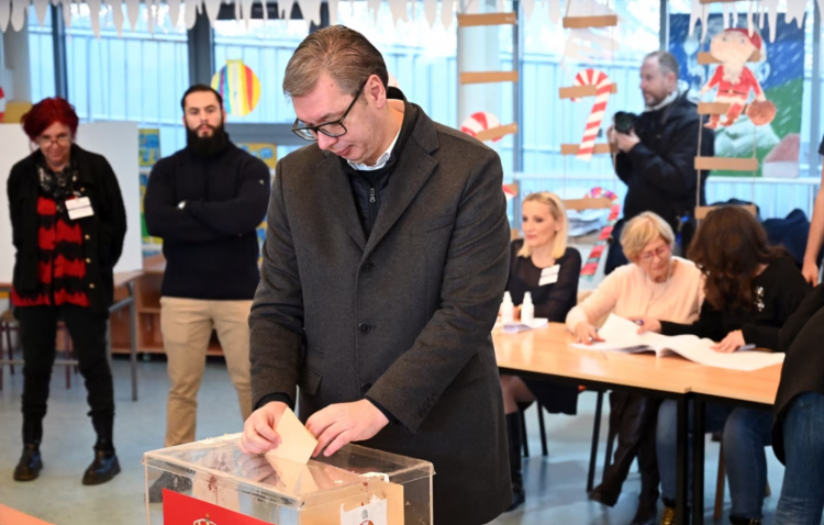 Vuçiç shpalli fitoren/Opozita serbe kërkon anulimin e zgjedhjeve në Beograd 