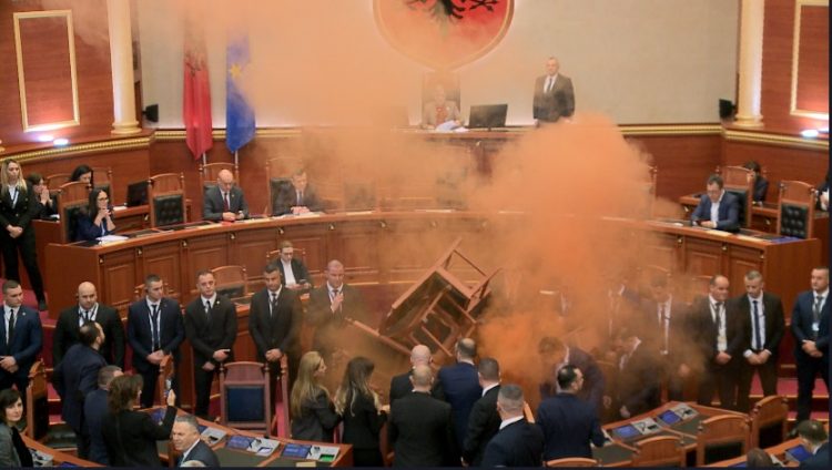 Sërish tymuese në Kuvend, përjashtohet nga seanca plenare deputeti Flamur Noka