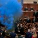 “Turp, turp”, Rama pritet me brohoritma në sallën. Salianji: Duan të vjedhin edhe buxhetin edhe… 