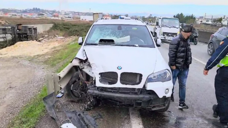 Përplasen dy makina në autostradën Tiranë-Durrës