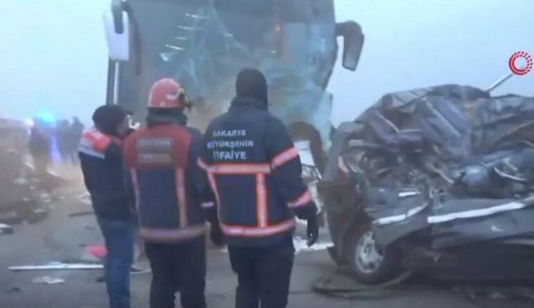 Aksident në Turqi/ Përplasen 3 autobusë, humbin jetën 11 persona