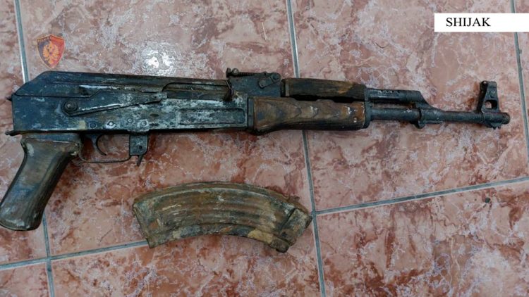 Shijak/ Tentoi të fshihte kallashnikovin, arrestohet 28-vjeçari
