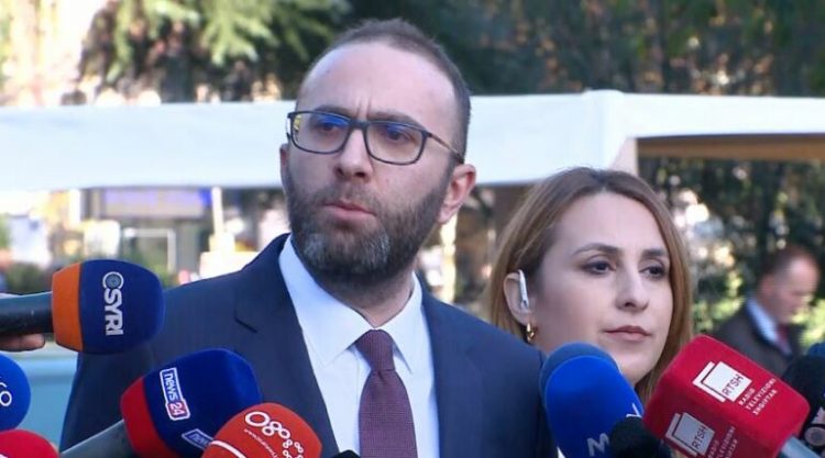 Propozimi i PS për ndryshimet në ligjin për komisionet hetimore, Bardhi ironizon Felajn: E zezë zonja, i zi edhe ligji