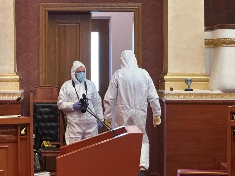 Tymueset dhe kapsollat, agjentët e policisë dhe BKH-së futen për prova në Kuvend