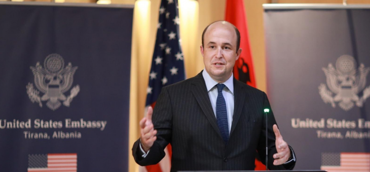 I ngarkuari me punë i Ambasadës së SHBA: Korrupsioni dhe krimi pengojnë ekonominë dhe largojnë të rinjtë