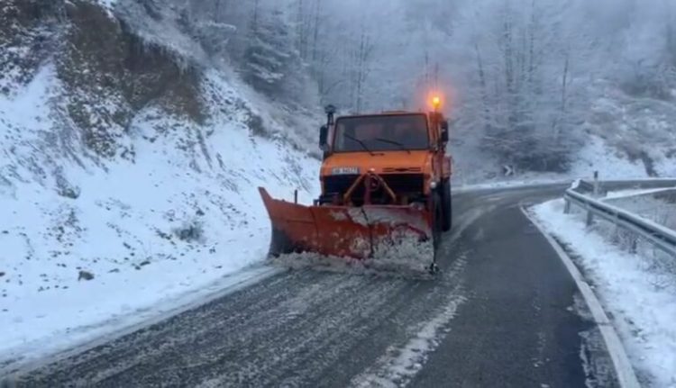 Reshjet e dëborës në juglindje të vendit/ Trashësia shkoi deri në 7 cm, si paraqitet situata e rrugëve