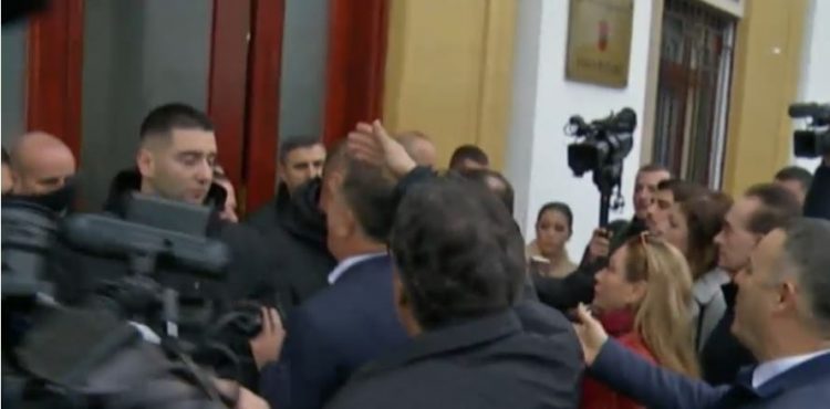 Tensione jashtë Kuvendit/Garda gardh tek dera e Parlamentit, nuk lejohen deputetët e opozitës të futen brenda 