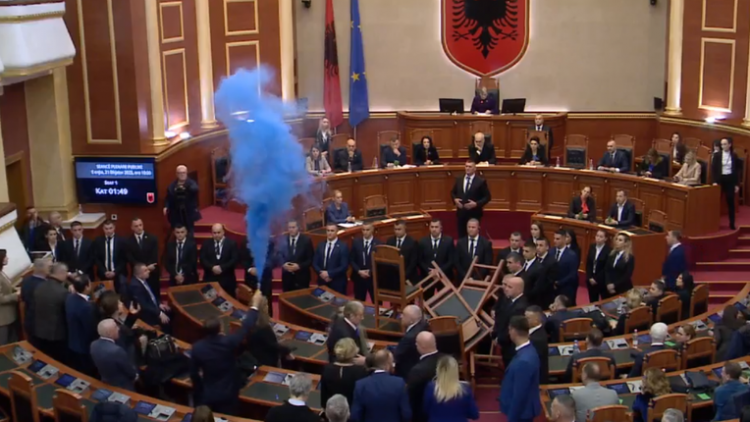 Flakadanë dhe tensione në sallë, nis seanca për heqjen e imunitetit të Berishës