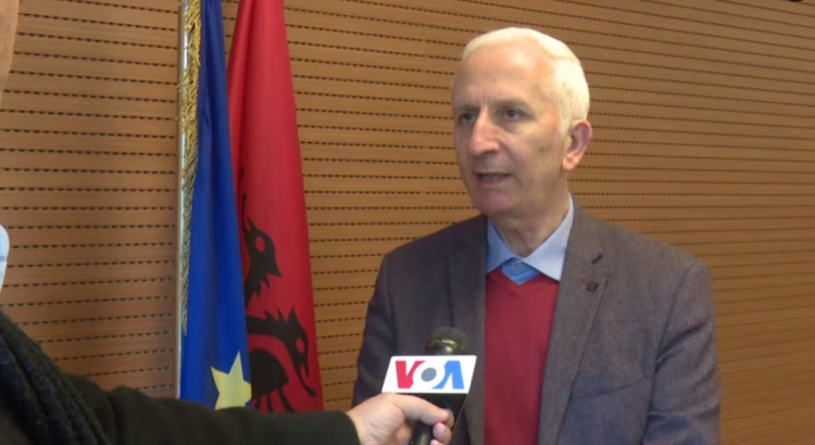 Emigrimi potencial i mjekëve shqiptarë shkon në 38.5 për qind