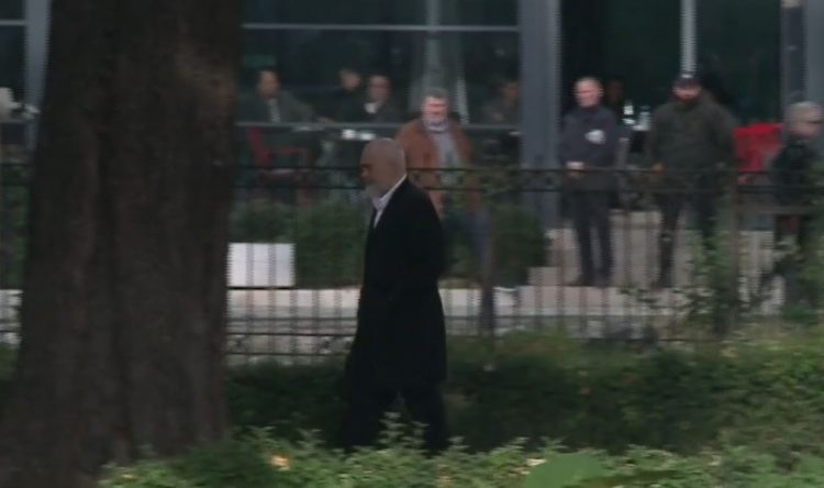 Video/ Opozita në protestë, Rama futet në Kuvend nga dera e Akademisë së Shkencave