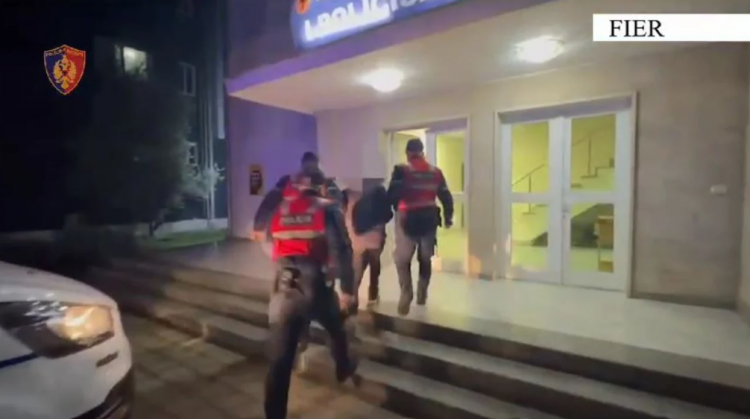 Dy arrestuar në Fier! Njëri rrahu babin dhe u kap me drogë, tjetri për thyerje të arrestit në shtëpi