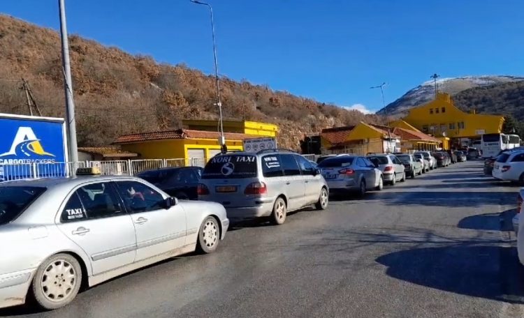 Festat kthejnë emigrantët në vend, fluks në pikën e kalimit kufitar të Kapshticës