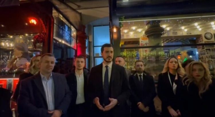 VIDEO/Berisha në “arrest shtëpie”, si e surprizuan të rinjtë ish-kryeministrin