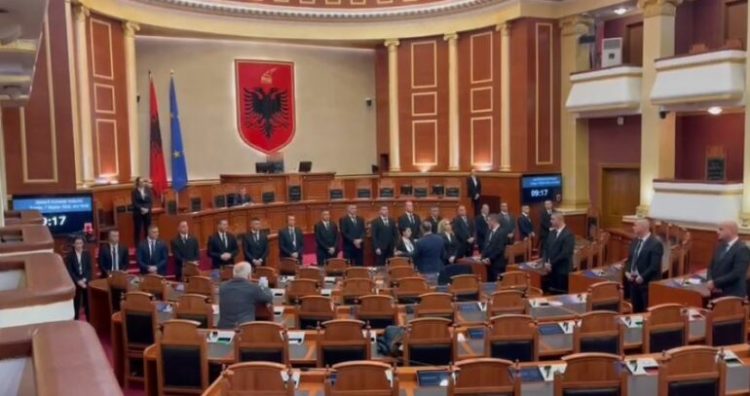 Para nisjes së seancës, Garda rrethon foltoren e Kuvendit