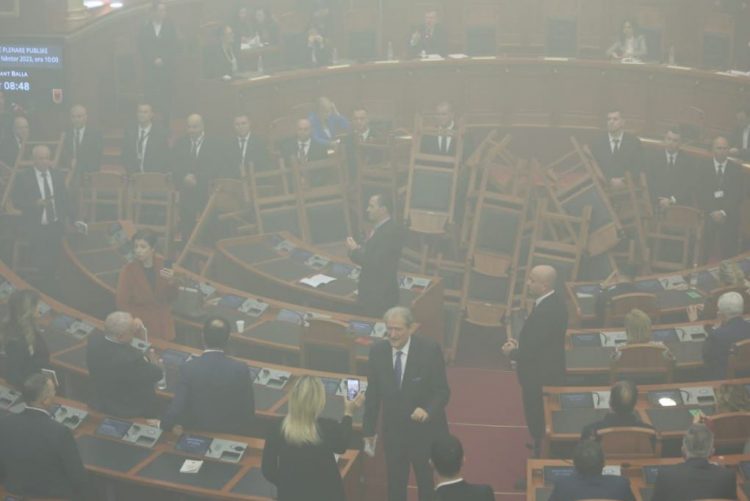 Kaosi në Kuvend/ PS kërkon përjashtimin e 7 deputetëve të tjerë të opozitës