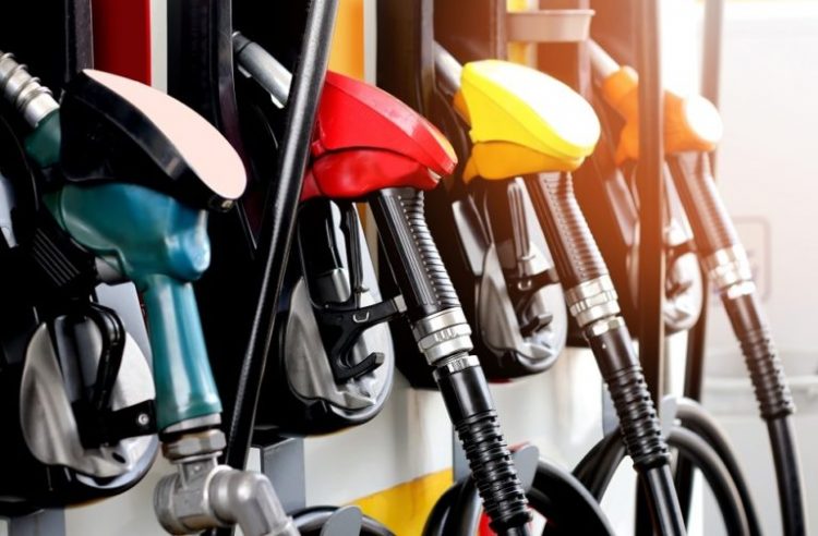 Çmimet e karburantit në vendin tonë “të ngrira”, në tregjet botërore janë ulur me 20% në dy muajt e fundit 